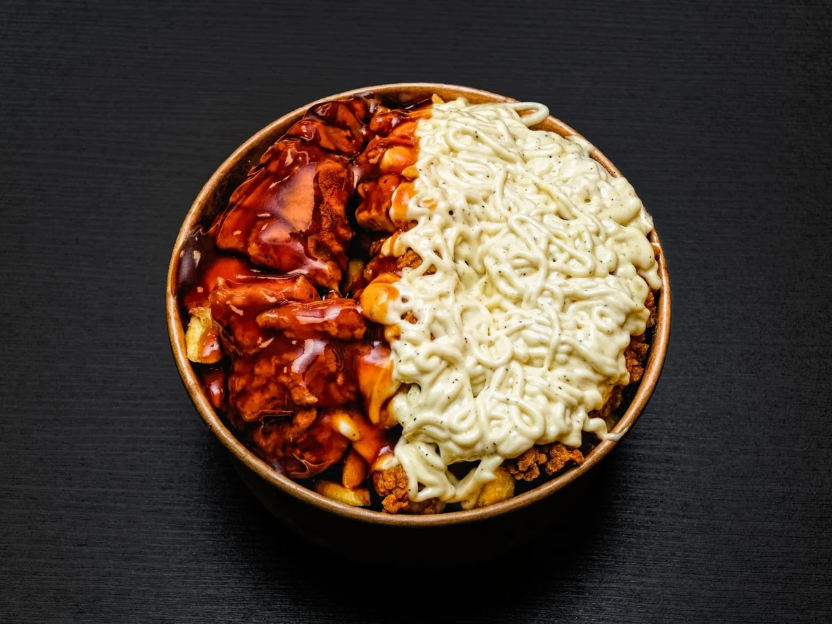 Cocktail Chicken Bowl met crispy chicken, friet, barbecue en romige saus