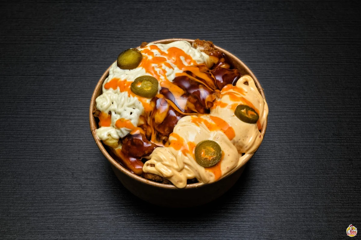 Cocktail Chicken Bowl met crispy chicken, friet, jalapeño en sauzen