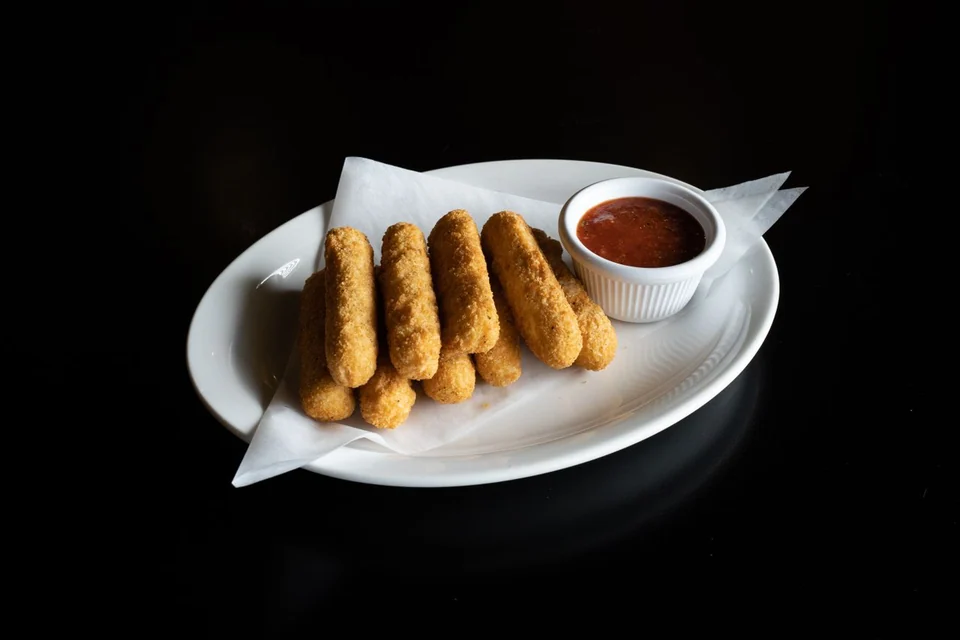 Krokante mozzarella sticks met tomatendip