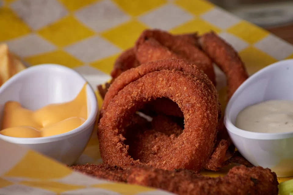 Krokante onion rings met twee dipsauzen